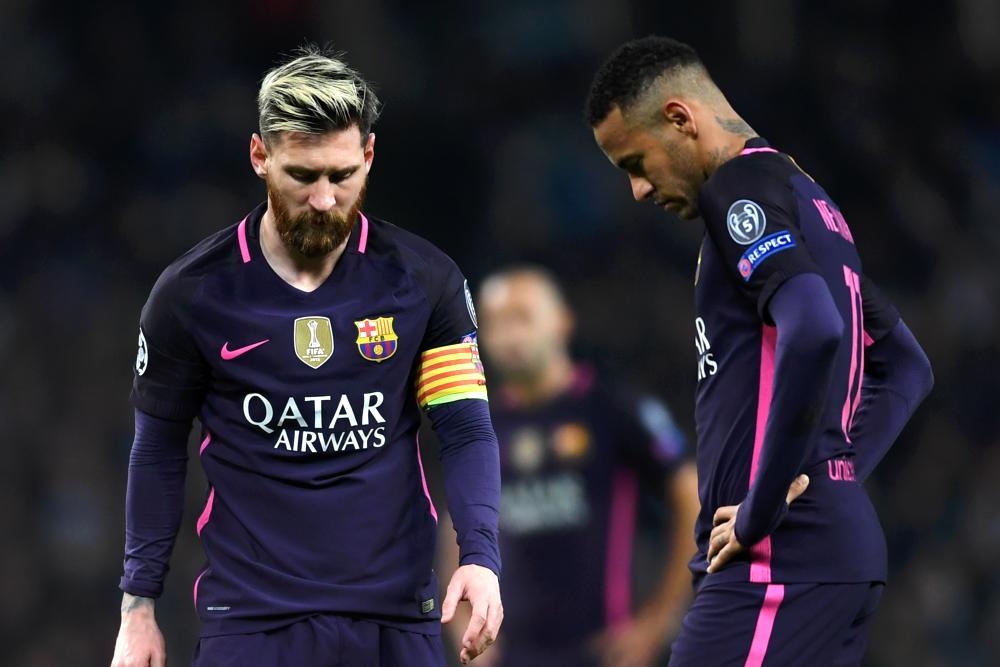 Lionel Messi e Neymar lamentam gol do City, em Manchester
