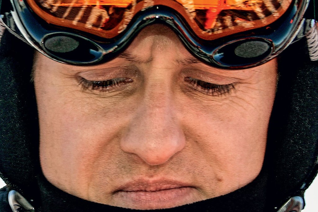 O DERRADEIRO ESPORTE - Schumacher com capacete e óculos de esqui em 2006, na Itália