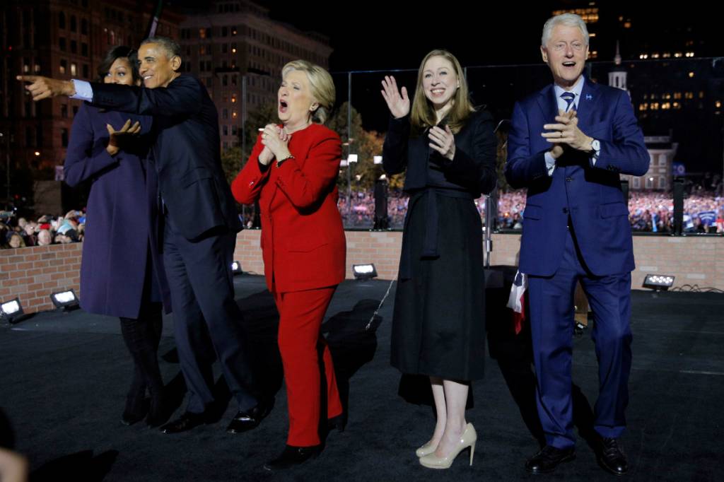 O casal Michelle e Barack Obama, Hillary, Chelsea e Bill Clinton no evento na Filadélfia