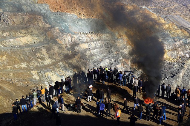 Familiares e amigos de mineiros presos em uma mina de cobre atingida por um deslizamento aguardam o resgate perto da cidade de Siirt, no sudeste da Turquia - 18/11/2016
