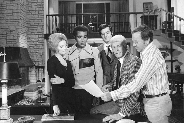 Henderson com o elenco de 'Missão: Impossível' no episódio 'Stone Pillow', de 1971. (Foto: CBS/Arquivo)