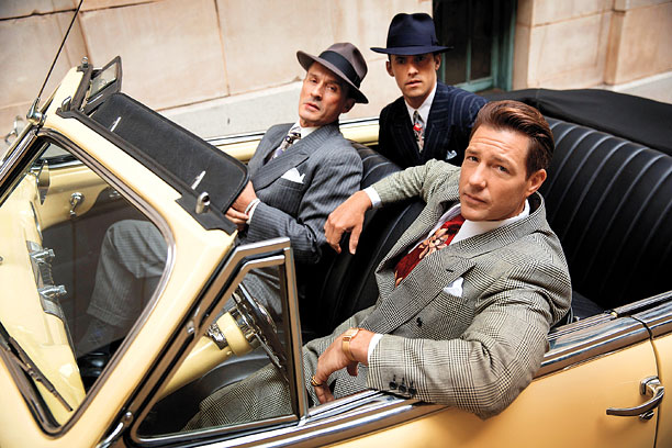 (E-D) Milo Ventimiglia, Robert Knepper e Edward Burns em 'Mob City'