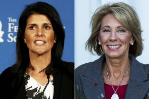 Entre a morena e e loira: as trajetórias tão diferentes e tão americanas de Nikki Haley e Betsy DeVos