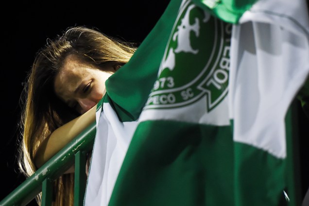 Torcedora da Chapecoense chora na Arena Condá, em Chapecó (SC), durante homenagens às vítimas do voo que transportava a equipe catarinense para disputar a final da Copa Sul-Americana, em Medellín, na Colômbia