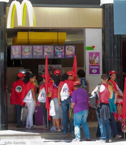Como sabia Lênin, todo processo revolucionário tem o momento de "que fazer". A resposta, nesse caso, foi óbvia: "Vamos ao MCDonalds"