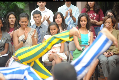 Michelle, as filhas e Marin, a avó: nativos de pernas pro ar e uma baita animação