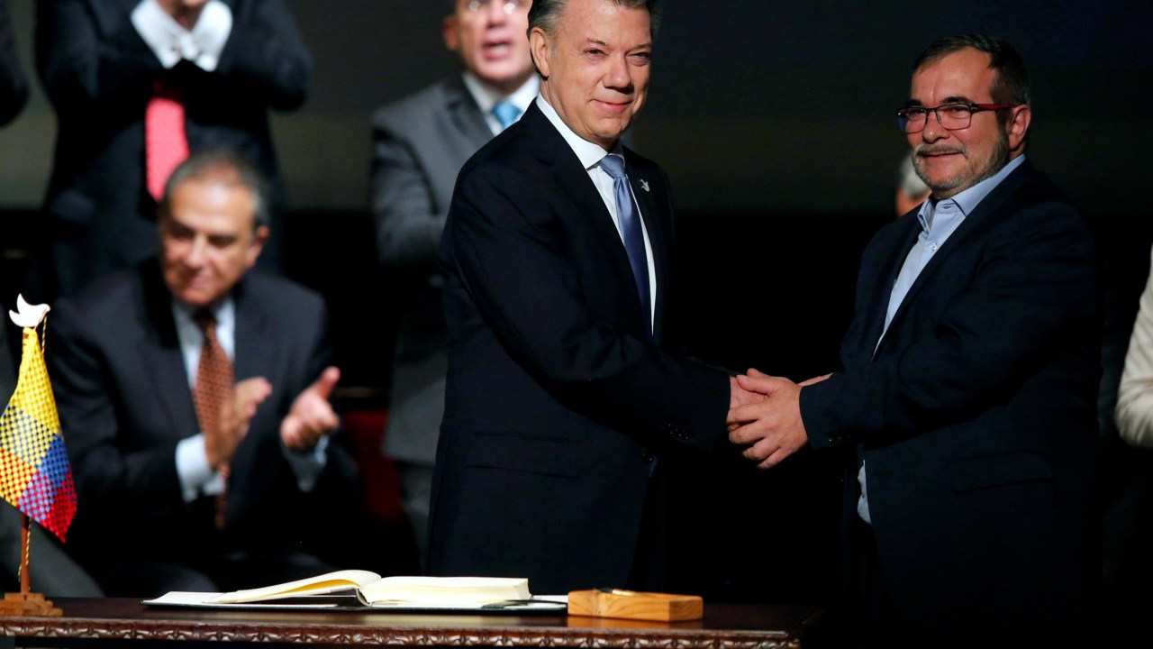 Presidente da Colômbia assina acordo de paz com as FARC