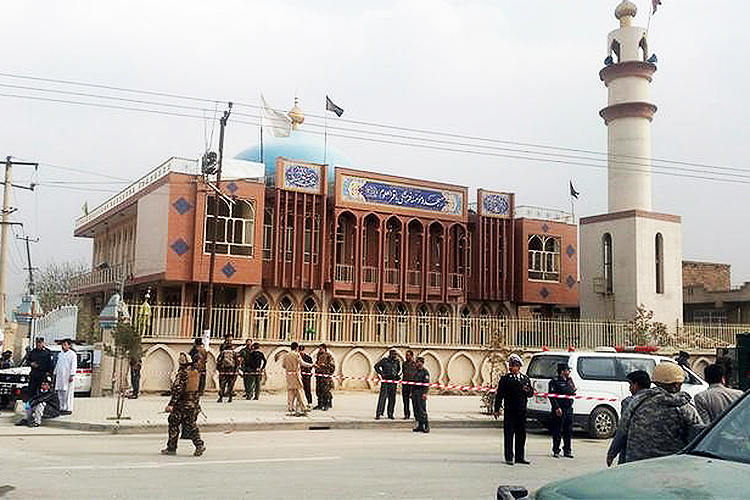 Forças de segurança afegãs fazem patrulha na frente de uma mesquita onde ocorreu explosão, em Cabul - 21/11/2016
