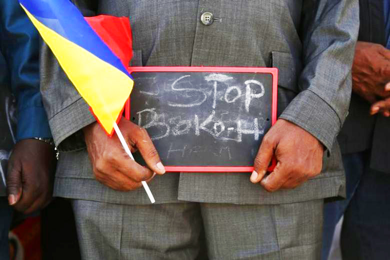 Homem segura placa escrito 'Pare Boko Haram', em manifestação de apoio às tropas chadianas para combater o grupo terrorista - 17/01/2015