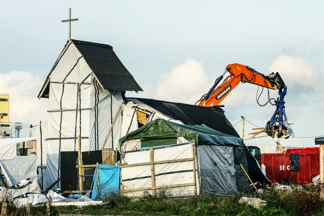 Igreja Ortodoxa construída dentro do acampamento de refugiados em Calais, na França, é demolida - 03/11/2016