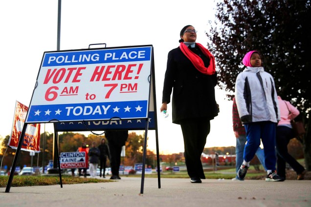 Eleitores chegam para votar na escola de ensino fundamental Potomac Middle School, em Dumfries, no estado da Virgínia - 08/11/2016