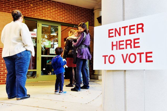 Eleitores aguardam em fila para votar em Durham, no estado da Carolina do Norte - 08/11/2016