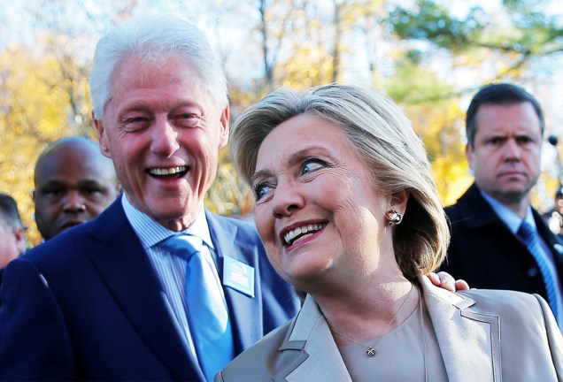 A candidata democrata à Presidência dos Estados Unidos, Hillary Clinton, e o ex-presidente Bill Clinton, conversam com repórteres após votarem em Nova York - 08/11/2016