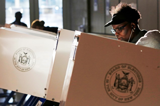 Mulher vota em centro comunitário de Manhattan, em Nova York, durante as eleições presidenciais dos Estados Unidos - 08/11/2016