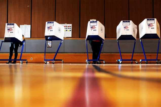 Eleitores votam em centro comunitário de Manhattan, durante as eleições presidenciais dos Estados Unidos - 08/11/2016