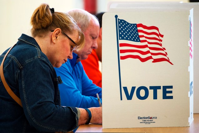 Eleitores votam no Colégio Centerville, no estado americano da Virgínia - 08/11/2016