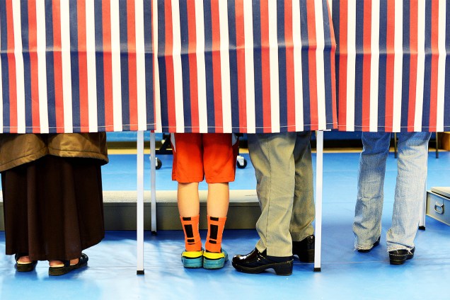 Eleitores votam em cabines no centro comunitário de Concord, no estado americano de New Hampshire - 08/11/2016
