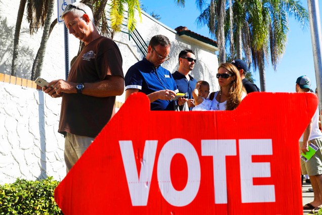 Eleitores fazem fila para votar na cidade de São Petersburgo, na Flórida - 08/11/2016