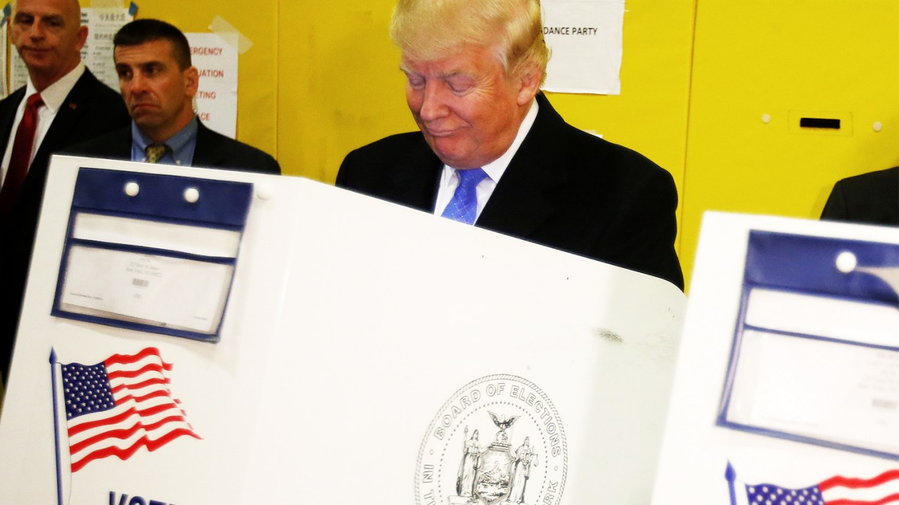 O candidato republicano à Presidência dos Estados Unidos, Donald Trump, vota na Public School 59, em Nova York - 08/11/2016