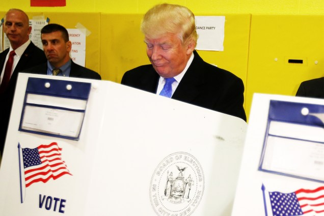 O candidato republicano à Presidência dos Estados Unidos, Donald Trump, vota na Public School 59, em Nova York - 08/11/2016