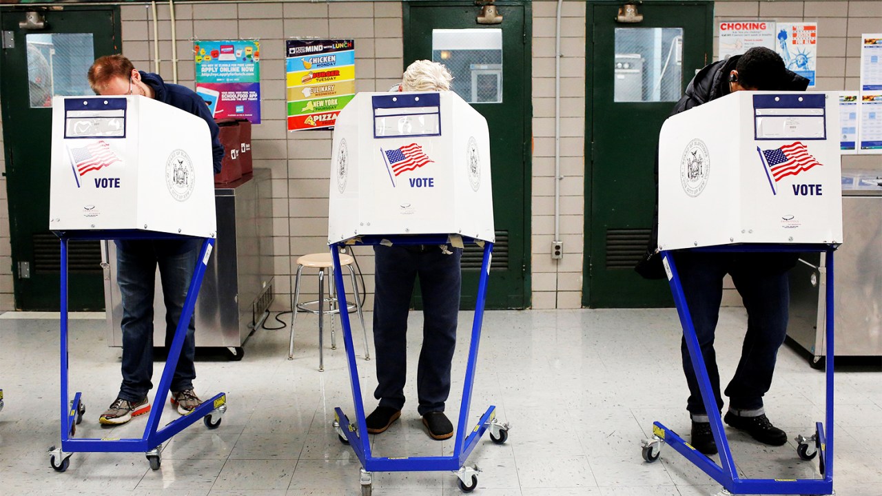Eleitores preenchem cédulas de votação durante as eleições presidenciais dos Estados Unidos, na escola James Weldon Johnson, no bairro East Harlem, em Manhattan - 08/11/2016