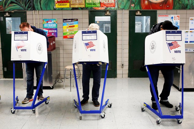 Eleitores preenchem cédulas de votação durante as eleições presidenciais dos Estados Unidos, na escola James Weldon Johnson, no bairro East Harlem, em Manhattan - 08/11/2016