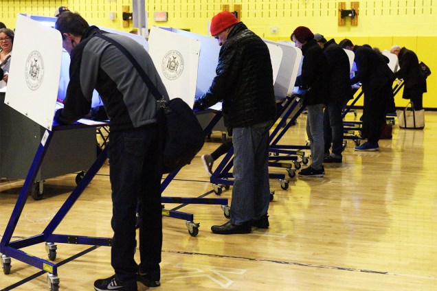 Eleitores preenchem cédulas de votação em escola de Manhattan, Nova York - 08/11/2016