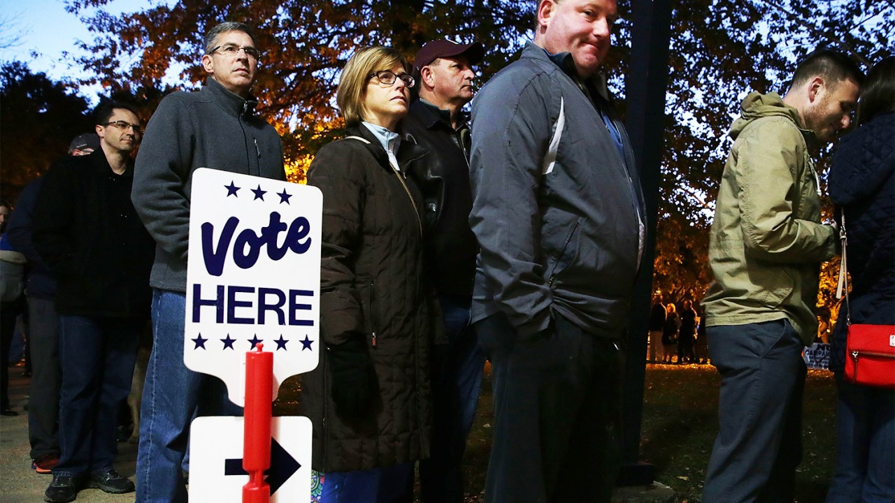 Eleitores aguardam abertura de local de votação em Alexandria, no estado da Virgínia - 08/11/2016