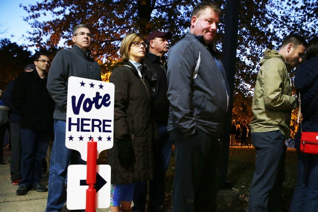 Eleitores aguardam abertura de local de votação em Alexandria, no estado da Virgínia - 08/11/2016