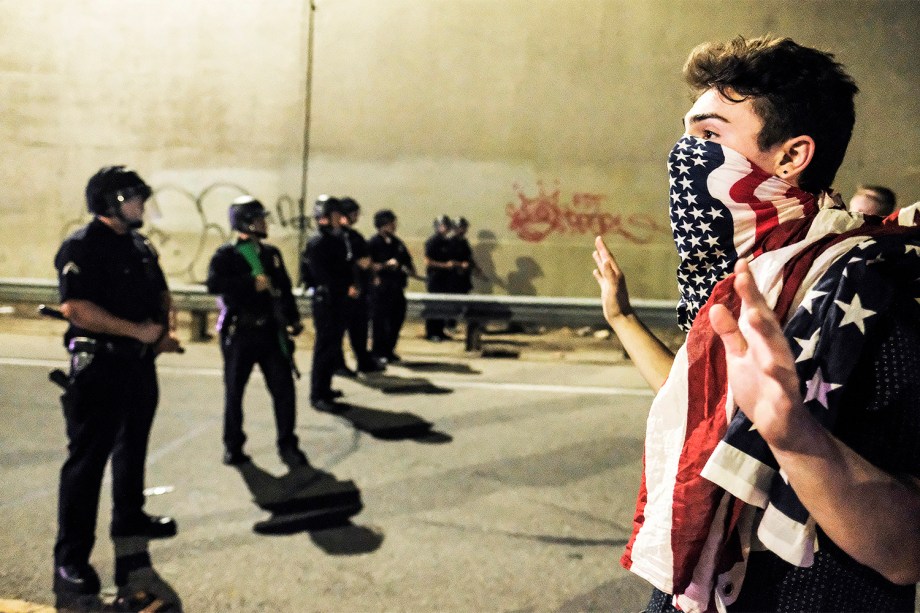 Manifestante se aproxima de policiais na cidade de Los Angeles, Califórnia, em protesto contra a vitória do republicano Donald Trump nas eleições presidenciais americanas - 09/11/2016