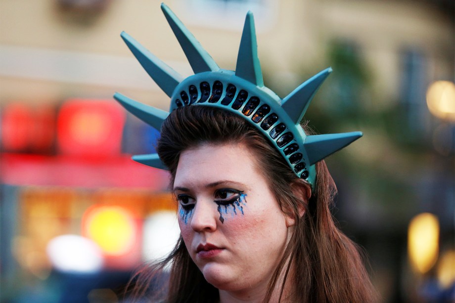 Manifestante utiliza coroa representando a Estátua da Liberdade, em protesto contra a vitória do republicano Donald Trump nas eleições presidenciais americanas, em São Francisco - 09/11/2016