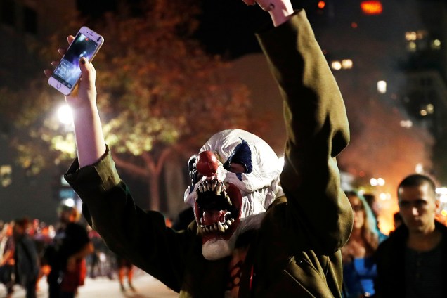 Manifestante usa máscara em protesto contra a vitória do republicano Donald Trump nas eleições presidenciais americanas, em Oakland, Califórnia - 09/11/2016