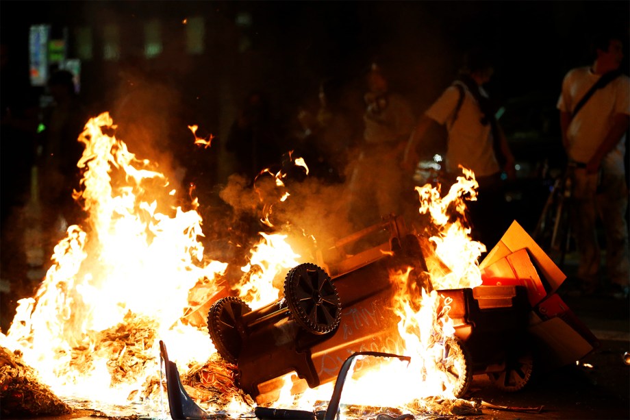 Manifestantes incendeiam lixo em protesto contra a vitória do republicano Donald Trump nas eleições presidenciais americanas, na cidade de Oakland, Califórnia - 09/11/2016