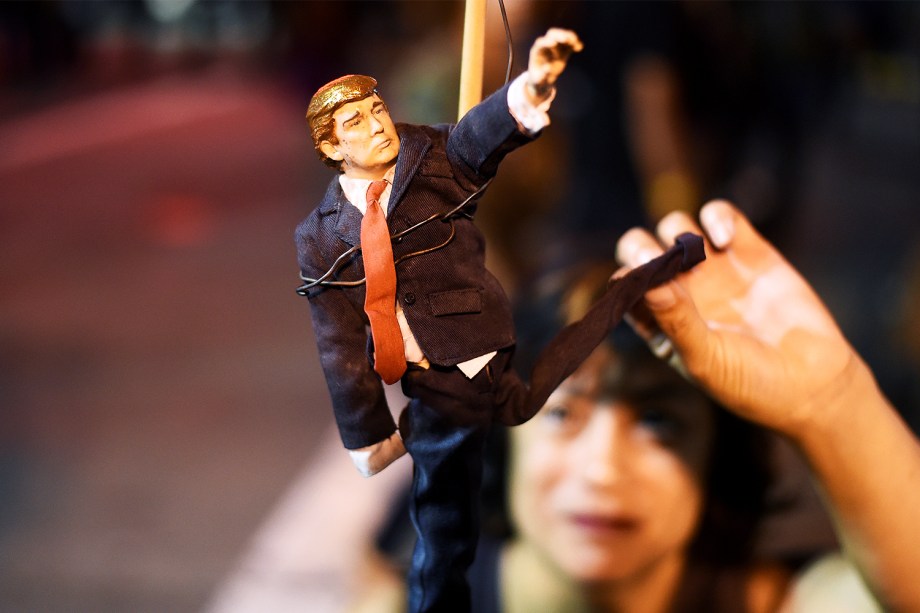 Manifestante segura boneco do republicano Donald Trump, durante protesto contra a vitória do magnata nas eleições presidenciais americanas - 09/11/2016
