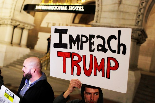 Manifestantes realizam protesto contra a vitória do republicano Donald Trump nas eleições presidenciais americanas, em frente ao Trump International Hotel, localizado em Washington - 10/11/2016