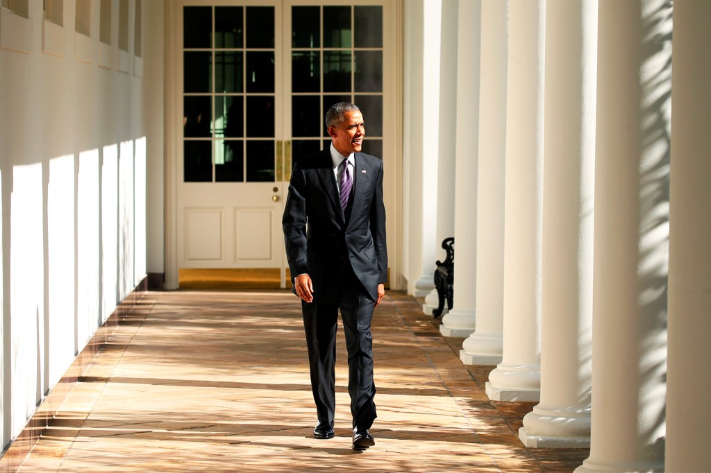 O presidente dos Estados Unidos, Barack Obama, caminha próximo ao Salão Oval da Casa Branca, em Washington, no dia das eleições presidenciais no país - 08/11/2016