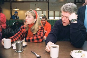 No tempo da tiara: em 1993, Hillary imitava mulheres do lar para abrir caminho ao marido