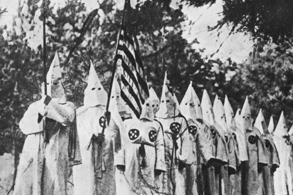 Membros da organização Ku Klux Klan durante cerimônia - 1930