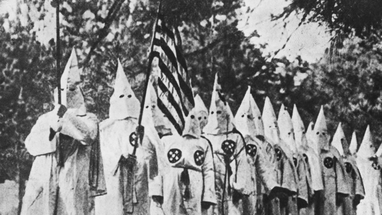 Membros da organização Ku Klux Klan durante cerimônia - 1930