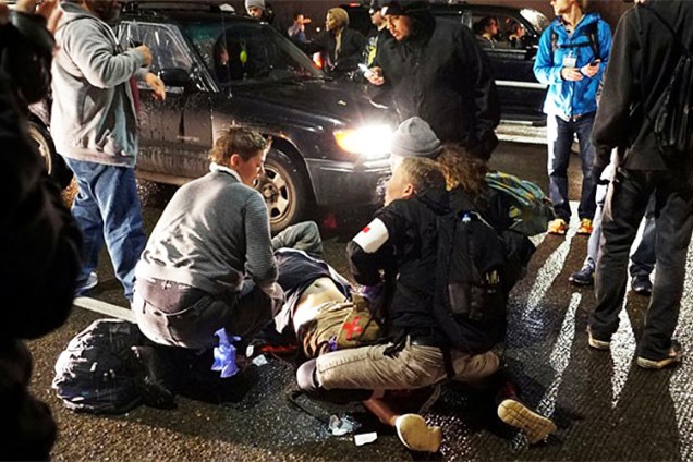 Homem é baleado durante a terceira noite de protestos contra a vitória do republicano Donald Trump nas eleições presidenciais americanas, em Portland - 11/11/2016