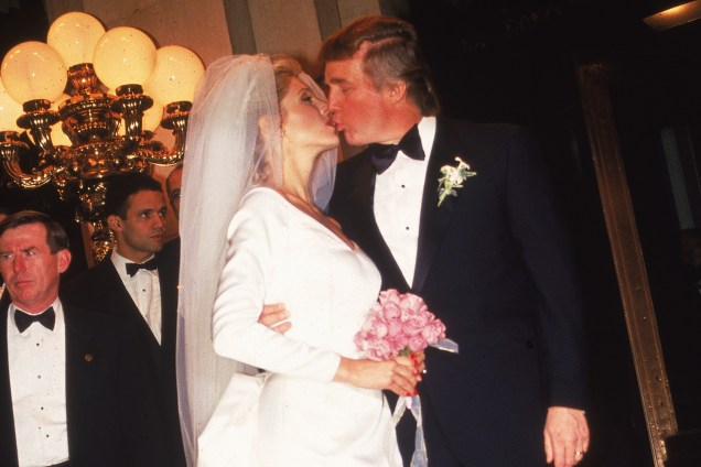 O empresário Donald Trump se casa com Marla Maples, em cerimônia realizada no Trump Plaza Hotel, em Nova York - 19/12/1993