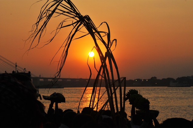 Devotos hindus fazem ritual em adoração à divindade do sol 'Surya', durante o festival religioso Chhath Puja, em Calcutá, na Índia. No festival, os devotos adoram Surya ao nascer e ao por-do-sol, expressando agradecimentos e buscando bênçāos da natureza - 06/11/2016