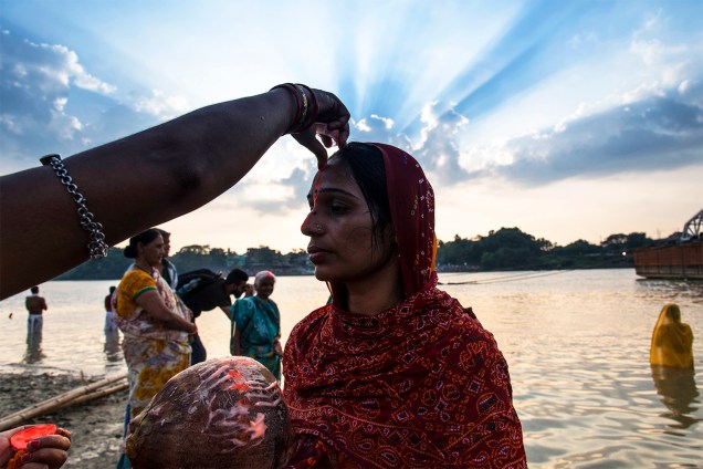 Mulher recebe um tilak - marca usada na testa por hindus para indicar uma casta ou seita - durante o festival religioso Chhath Puja, em Calcutá, na Índia - 06/11/2016