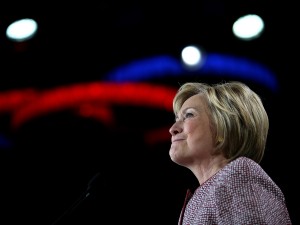 Tudo contra: adversário democrata, inimigo republicano e relatório do governo pioram a vida de Hillary Clinton