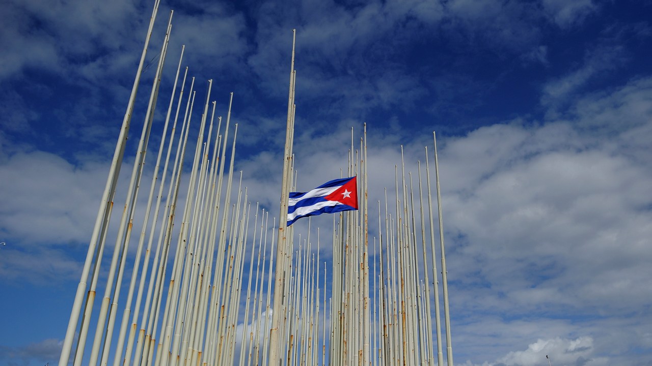 Bandeira de Cuba é vista a meio-mastro na Embaixada Americana em Havana, após o líder revolucionário Fidel Castro falecer aos 90 anos - 26/11/2016
