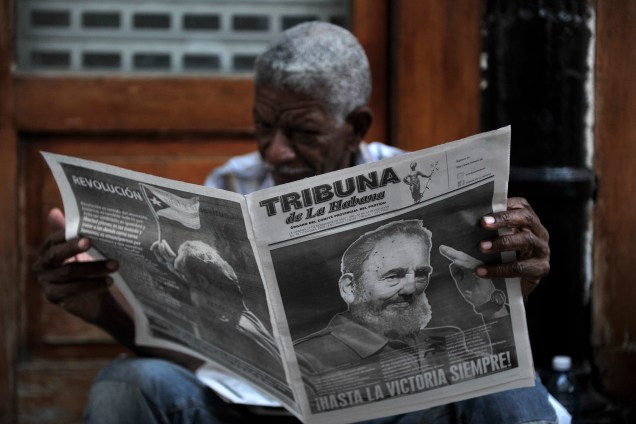 Homem lê jornal em uma rua de Havana, em Cuba, dois dias após a morte do líder revolucionário Fidel Castro - 27/11/2016
