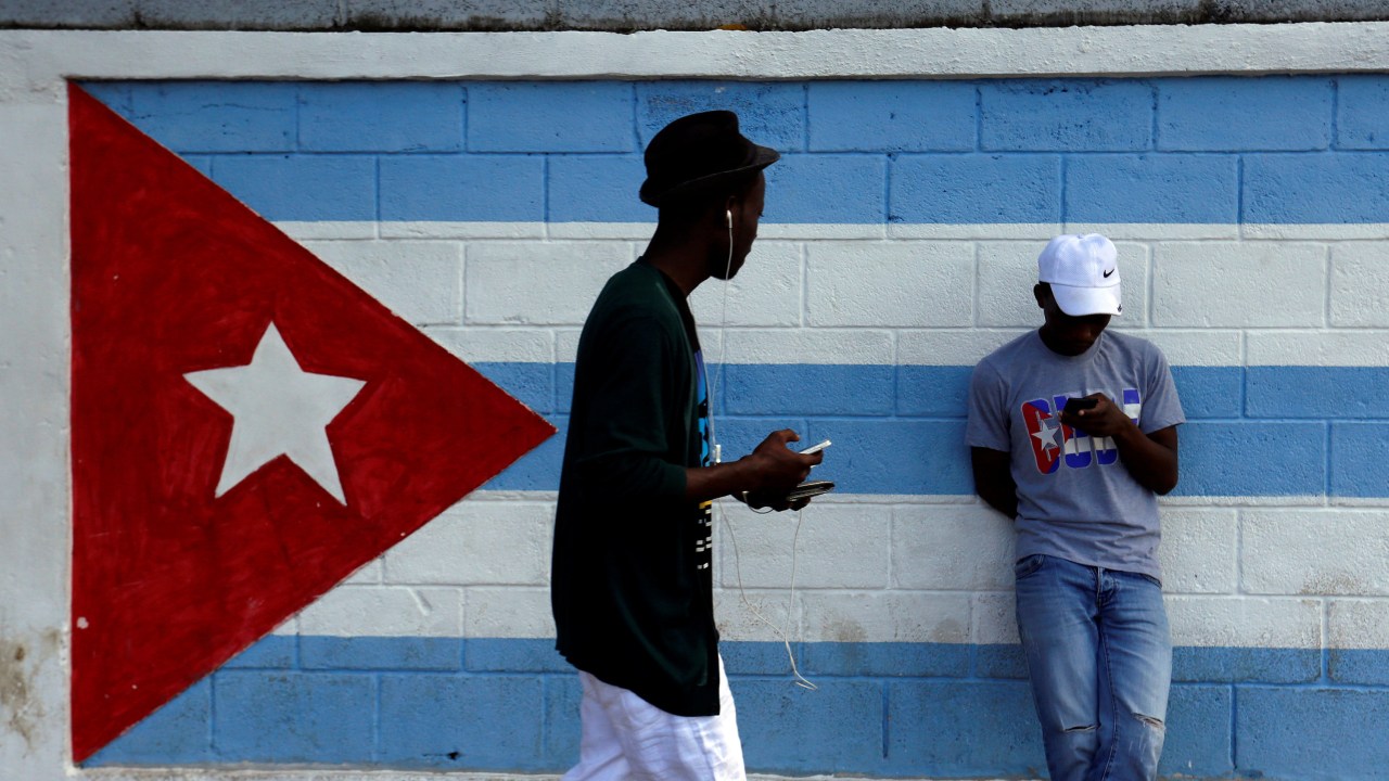 Adolescente observa celular em Havana, após o anúncio da morte do líder revolucionário cubano Fidel Castro - 27/11/2016