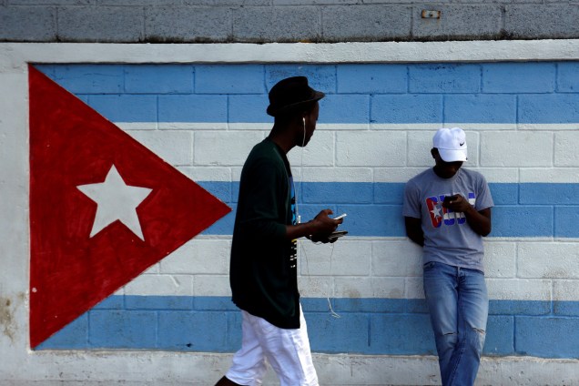 Adolescente observa celular em Havana, após o anúncio da morte do líder revolucionário cubano Fidel Castro - 27/11/2016
