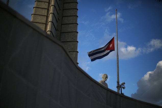 Bandeira cubana é colocada a meio-mastro na Praça da Revolução, em Havana, após o anúncio da morte do líder revolucionário Fidel Castro - 27/11/2016