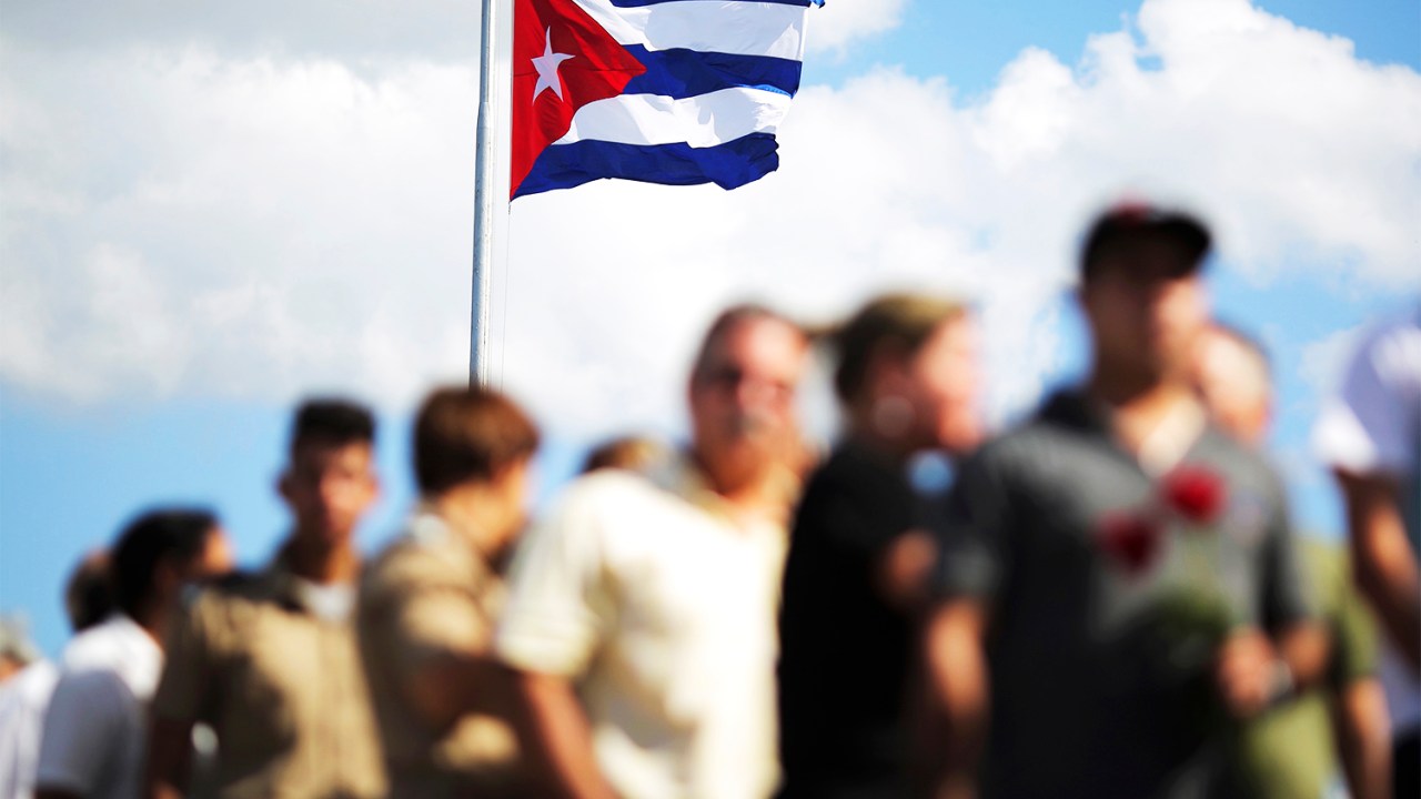 Bandeira cubana é vista na Praça da Revolução, no capital Havana, durante homenagens ao líder revolucionário Fidel Castro, morto aos 90 anos - 28/11/2016